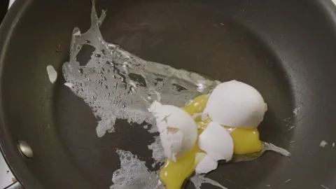Dropping Egg into Hot Pan 스톡 동영상 131284098