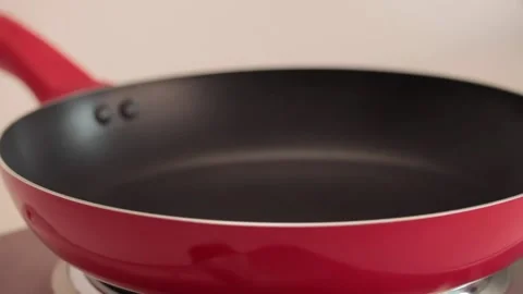 Dropping oil in a cooking pan Video stock 133814640