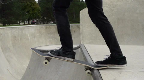Dropping into a ramp on a skateboard slow motion Vídeos de archivo 33292130