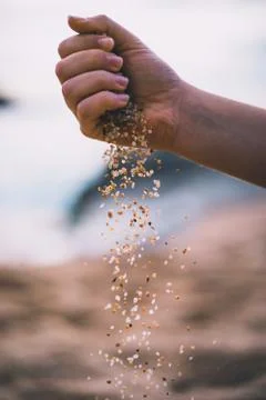 Dropping sand from hand Foto stock