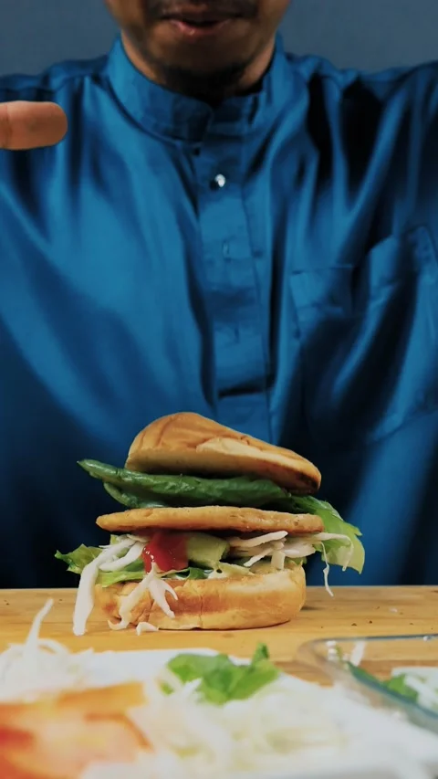 Dropping top burger bun onto patty. Stock Footage 284053216