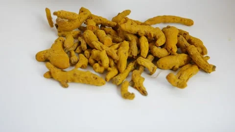 Dropping turmeric over a white background Vídeo Stock 147695446