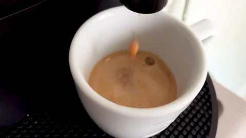 Drops of coffee fall in a white ceramic mug Stock-Footage 106445503