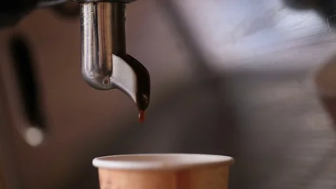 Drops of coffee in to the paper cup. Stock Footage 74165628