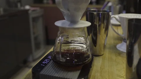 Drops fall from filter into the chemix and brewes coffee ripples in glass vessel Stock Footage 86155348