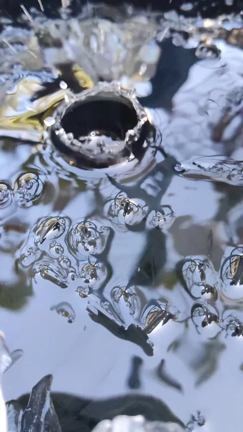 Drops fall into water with ice crystals. Stock-Footage 293929643