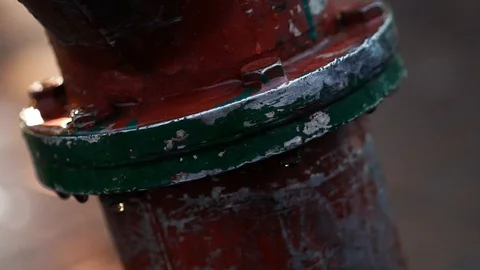 Drops on a fire hydrant. Leaking pipe joint. Close up Vidéo 122766114