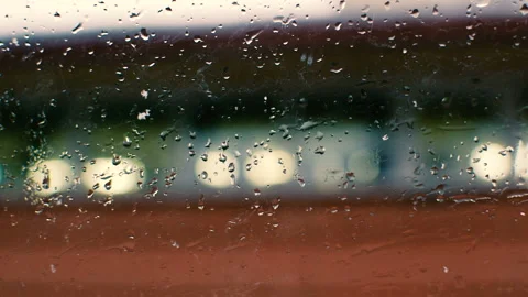Drops flow down the window. Rain and snow outside. Bad weather Vídeo Stock 105065800