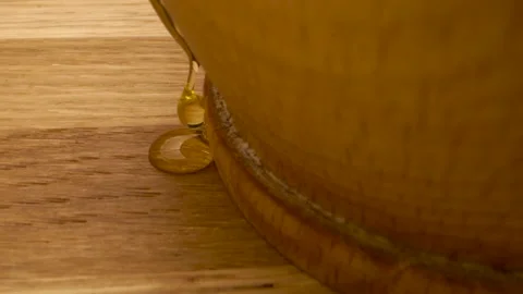 Drops of honey flow down the barrel in the macro Stockbeeldmateriaal 158313295