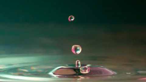 Drops of rain fall into the water, selective focus close-up Foto stock