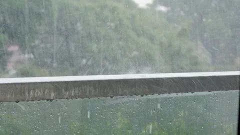 Drops of rain falling and splasing Vidéo 292380265