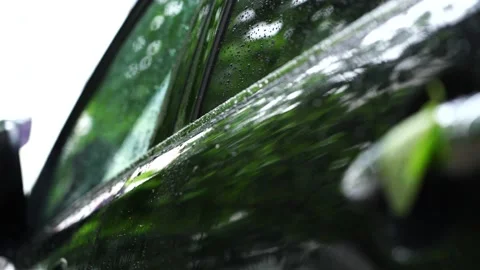 Drops of rain flow down the car. Vidéo 132107099
