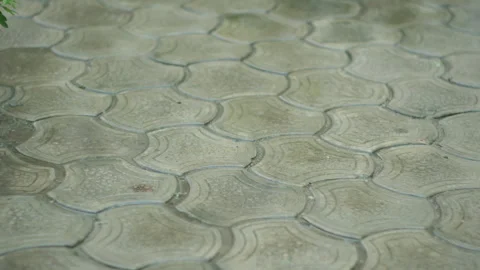Drops of rain water hit interlock tiles Vidéo 337939081