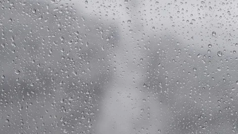 Drops of rain on a window pane, buildings in background. Vidéo 101241461