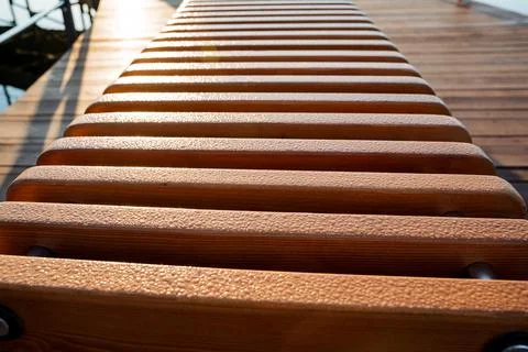 Drops of ross on the boards shine in the rays of the morning sun, a pattern o Foto stock