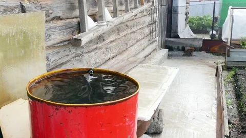 Drops of water fall into the barrel 스톡 동영상 80039975