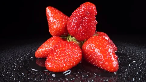Drops of water fall on strawberries 库存影片 130464878