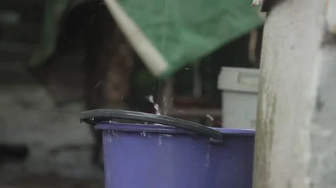 Drops of water falling into the bucket Stock-Footage 51364362