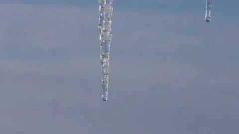 Drops of water falling from icicles Video stock 150740262
