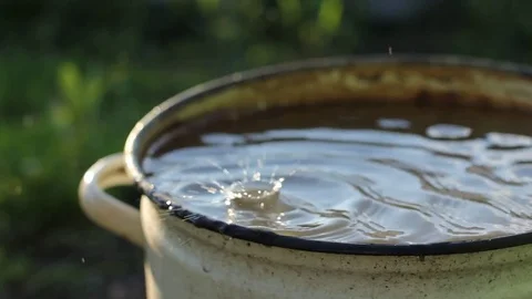 Drops of water falling into the pan Vídeo Stock 77759695