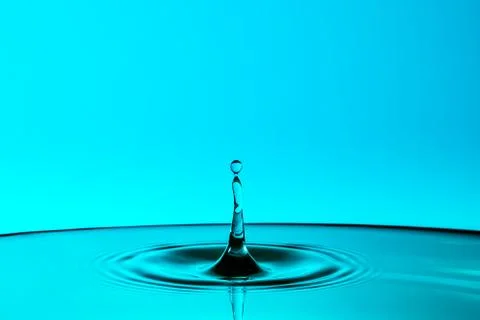 Drops of water falling on the surface. Foto stock