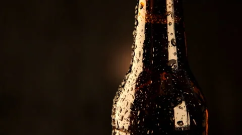 Drops of water flowing down the bottle Stock-Footage 62895243
