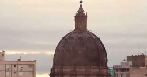 Drops of water in the foreground, change of focus, dome of a cathedral Vídeo Stock 135280247