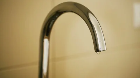 Drops of water leaking from a tap Video stock 87458426