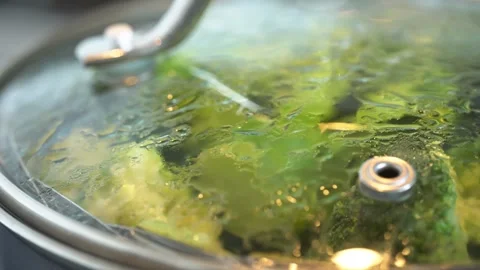 Drops of water trickle down the lid of a steamer pot - broccoli in the pot - 스톡 동영상 246318720