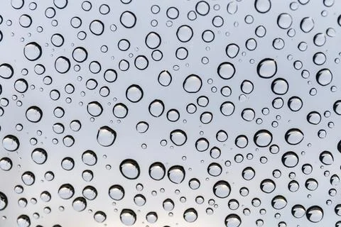 Drops of water on the windshield when it rains. Select focus Foto stock