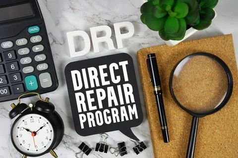 DRP Direct Repair Program text with Calculator, alarm clock and magnifying .. Fotos de archivo