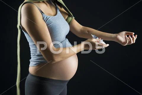 Drug abuse addiction and female pregnancy Stock Photos