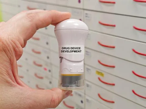 DRUG DEVICE DEVELOPMENT pharmaceutical dosage form and drug delivery concept Stock Photos