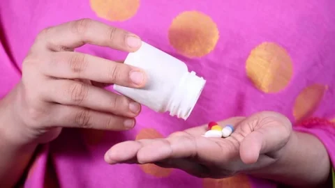 Drug over dose Concept Many Pills. Macro Of female Hand Holding Several Pill Vídeos de archivo 336586494