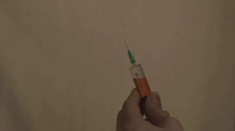 Drug in a syringe 動画素材 37183976