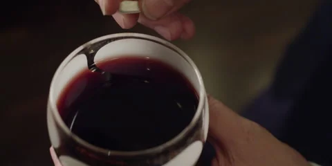 Drugging a Glass of Wine (Close Up) Vidéo 57276539