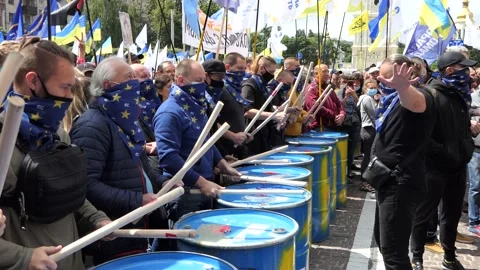 Drum battle, drum rolls, rataplan, knock on the drum - on strike, rally, picket. Stock Footage 134617048
