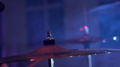 A drum beat on a bass drum on which drops of water, close-up, slow motion Stock-Footage 129687160