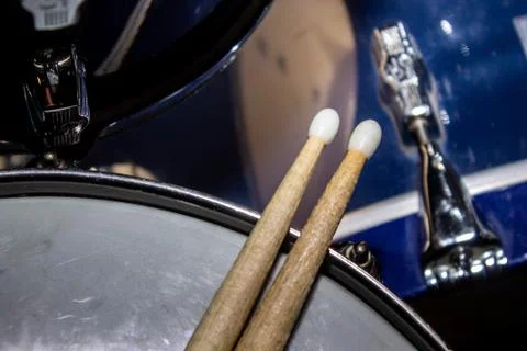 Drum kit and drumsticks, rhythmic music Stock-Fotos