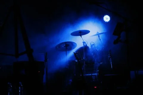 Drum kit surrounded by smoke Stock-Fotos