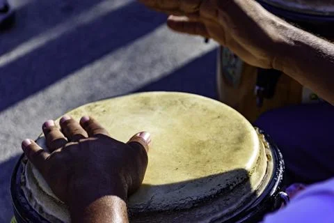 Drum player playing atabaque during presentation of afro music on the eve of Stockfoto's