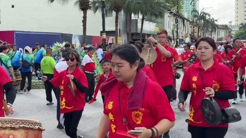 Drum troupe makes haste to Johor Ancient Temple during Chingay Festival in Vídeo Stock 302806459