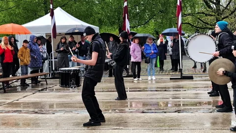 Drumline street performance in rain Vídeo Stock 320245081