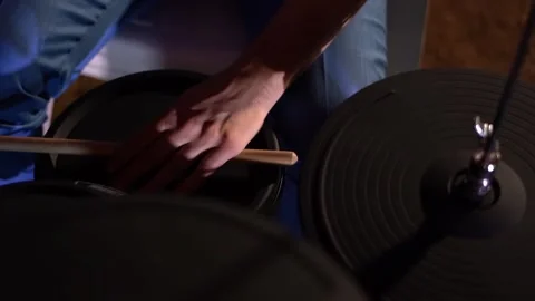 Drummer hands playing drums 库存影片 231772352