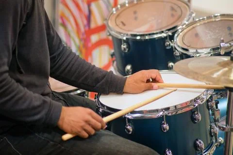 Drummer playing drums in the studio, close-up of hands Foto stock