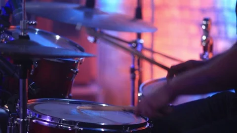 The drummer plays drums Vídeos de archivo 102289106