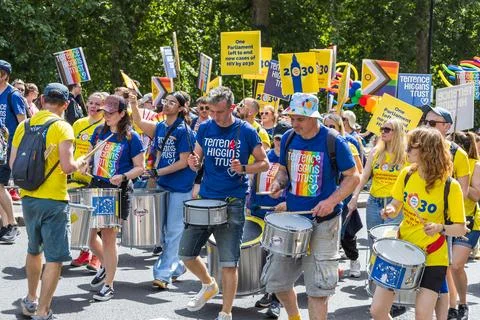Drummers marching in the London Pride parade celebrating diversity. London, UK 库存照片