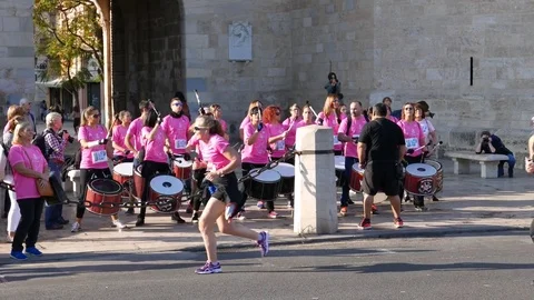 Drummers Motivating Runners 스톡 동영상 81652854