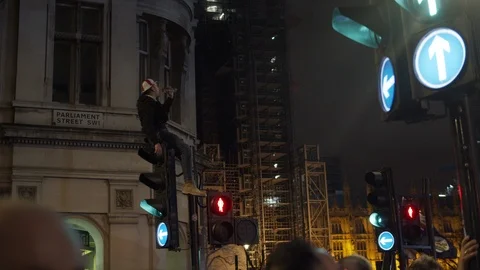 Drunk Brexiter drinking on a traffic light Video stock 123950945