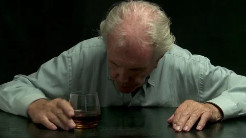 Drunk male Vídeos de archivo 73341985